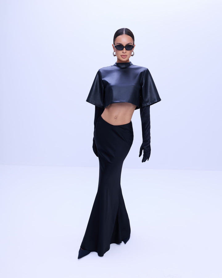 Noir cropped T-shirt in black shiny leather